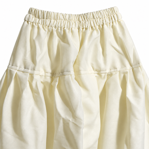 Elastic trouser waistband and pleats